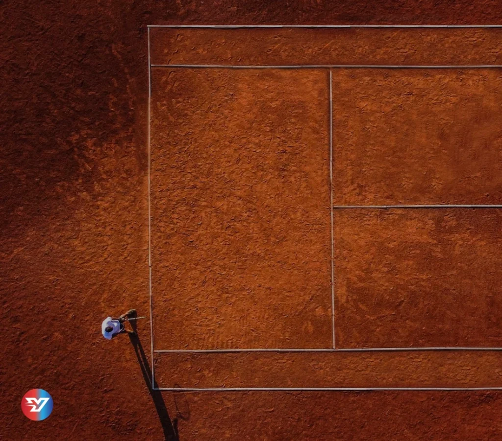 Top view tennisbaan met speler die gaat serveren