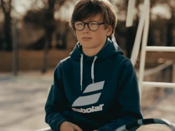 jongen staat klaar om te gaan tennissen