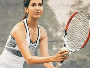 dame staat klaar om bal te serveren tijdens een training